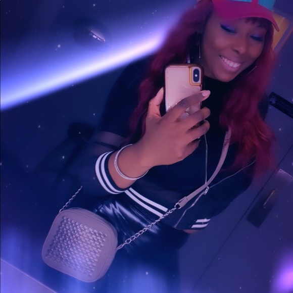 Meet your Posher, April - Picture 3 of 5